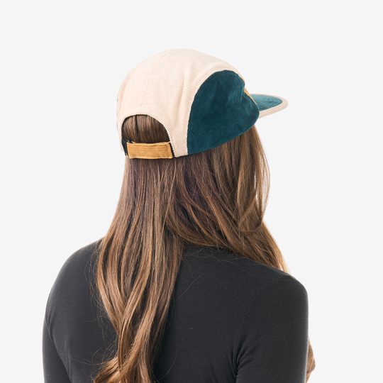 Picture Patchwork Cap Reuse 13, indossato retro donna