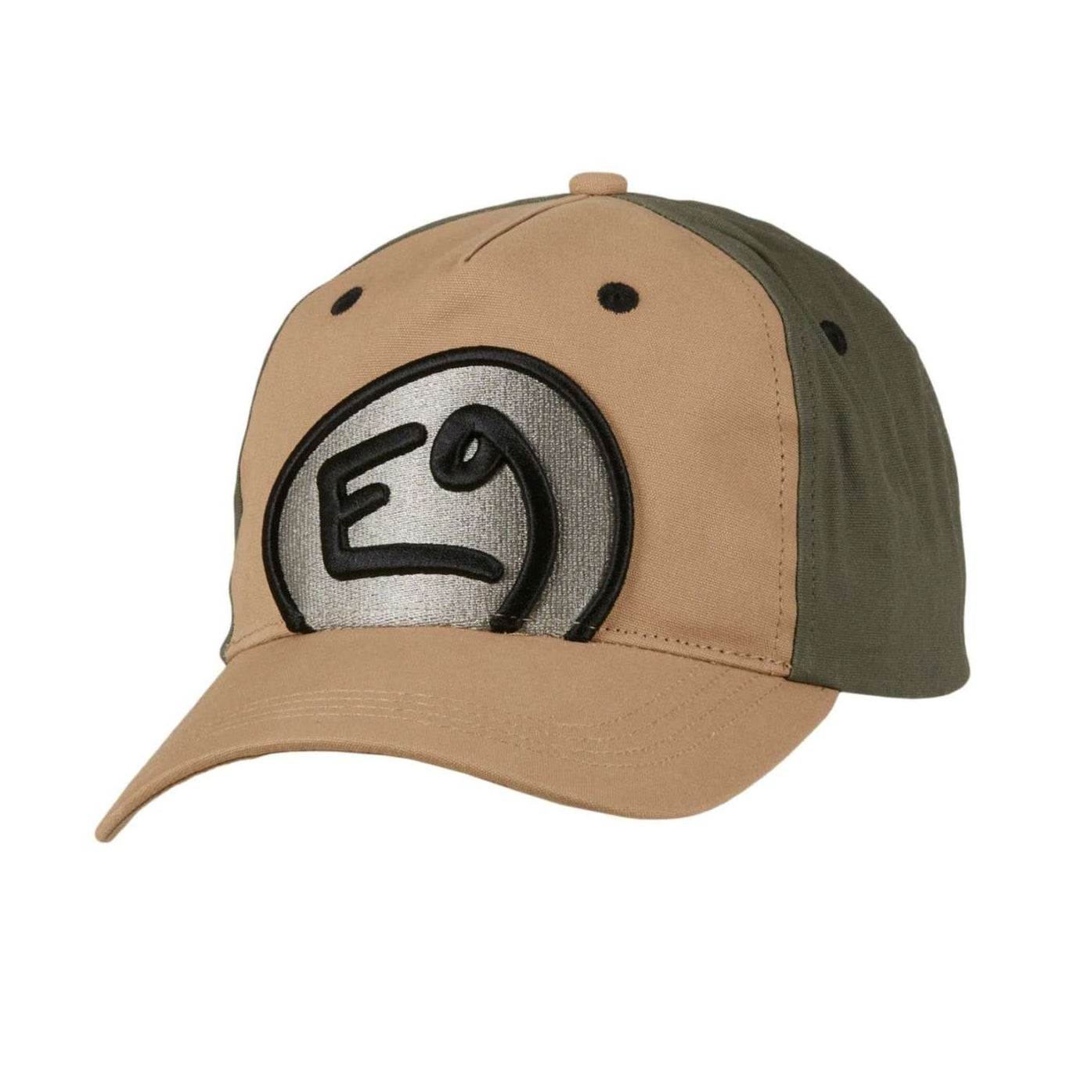 Hat with beige and green visor, front embroidery, 100% cotton.