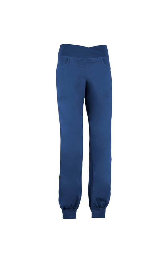 Pantaloni in gabardine blu, dal tessuto stretch e dalla vestibilità comoda, con vita e caviglie elasticizzate.