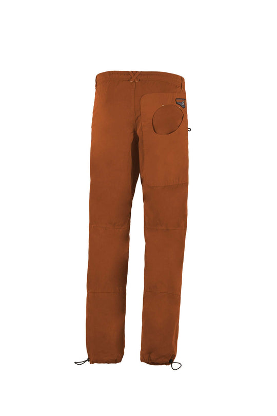 Pantaloni outdoor da arrampicata in tessuto marrone ruggine, con tasche applicate, tasca tonda laterale e fondo regolabile.