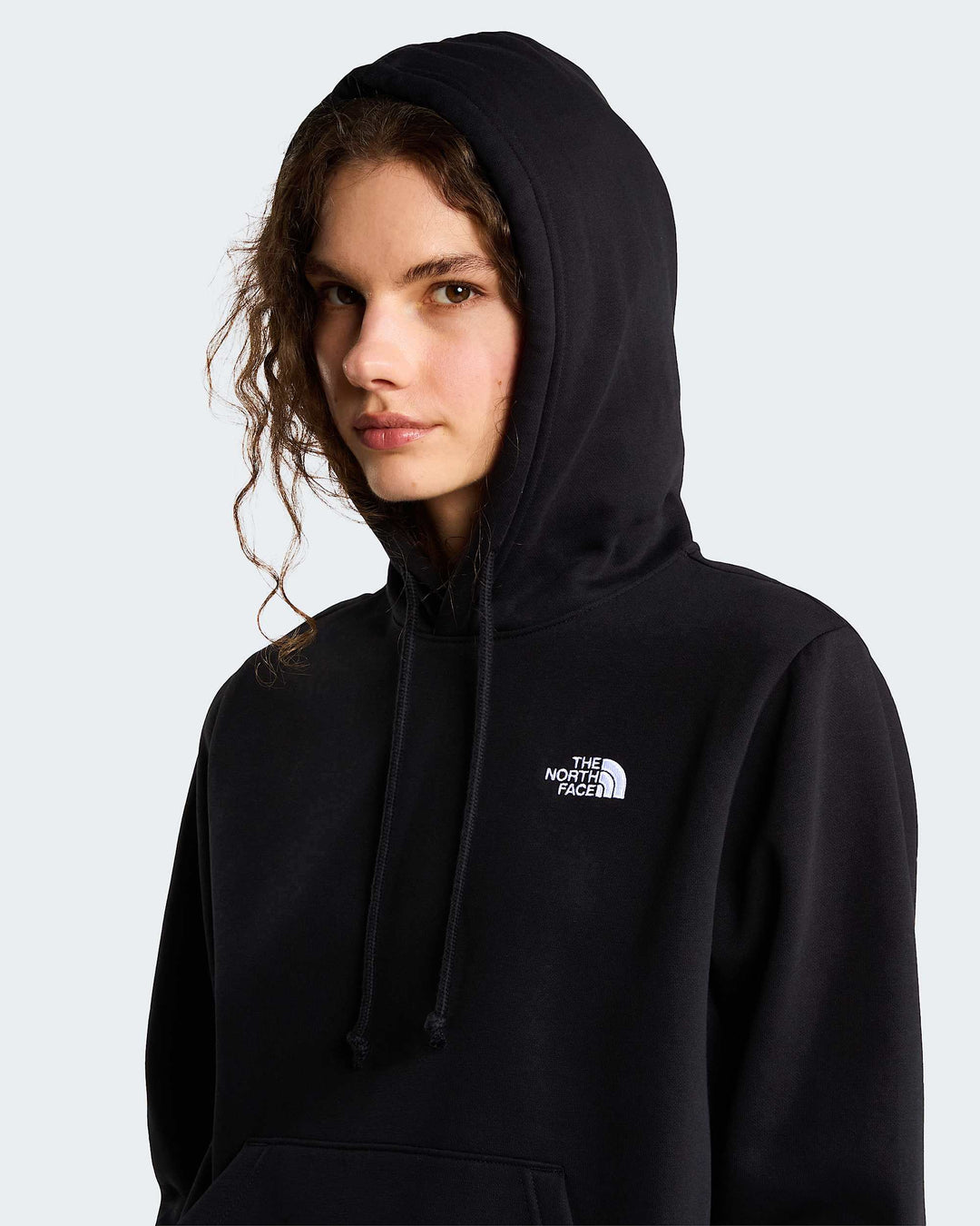 The North Face W Evolution Simple Dome Regular Hoodie - TNF Black - hood and chest logo on model