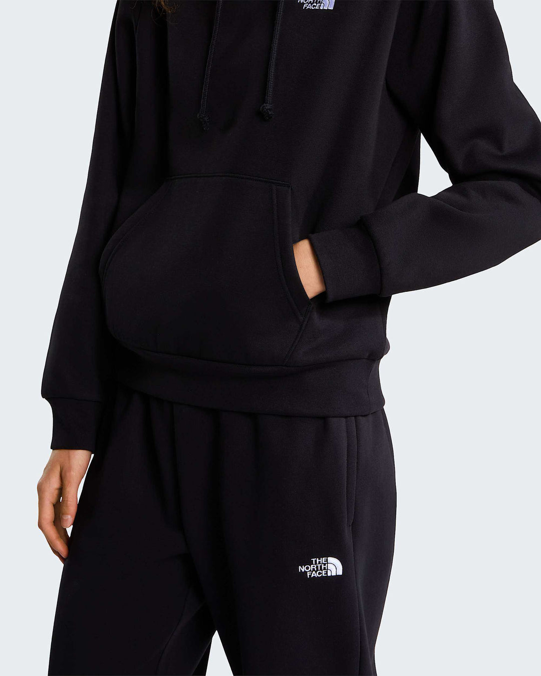 The North Face W Evolution Simple Dome Regular Hoodie - TNF Black - kangaroo pocket and cuff detail on model