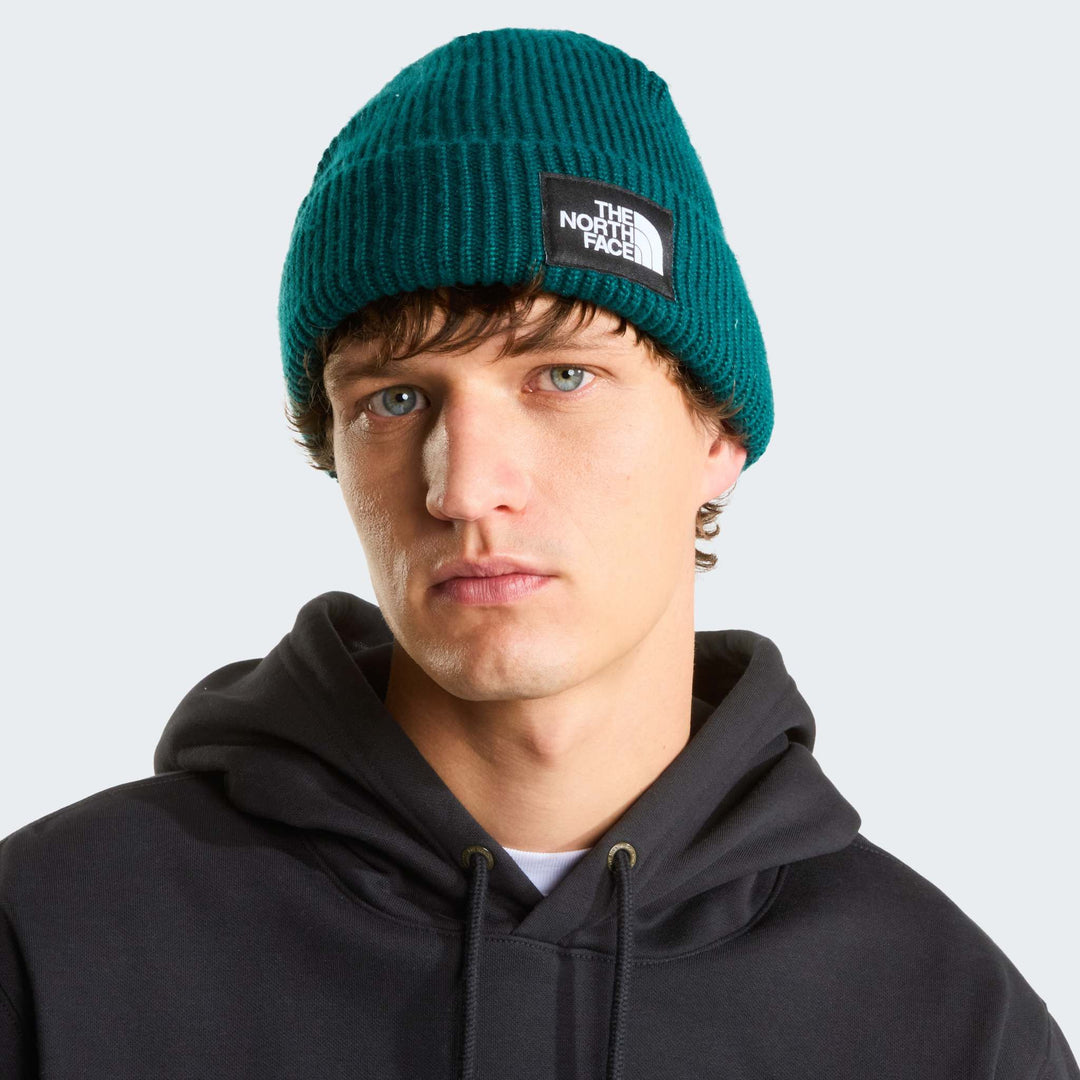 Berretto Salty Lined Beanie in maglia acrilica verde petrolio, a coste verticali, con risvolto e patch logo nera.