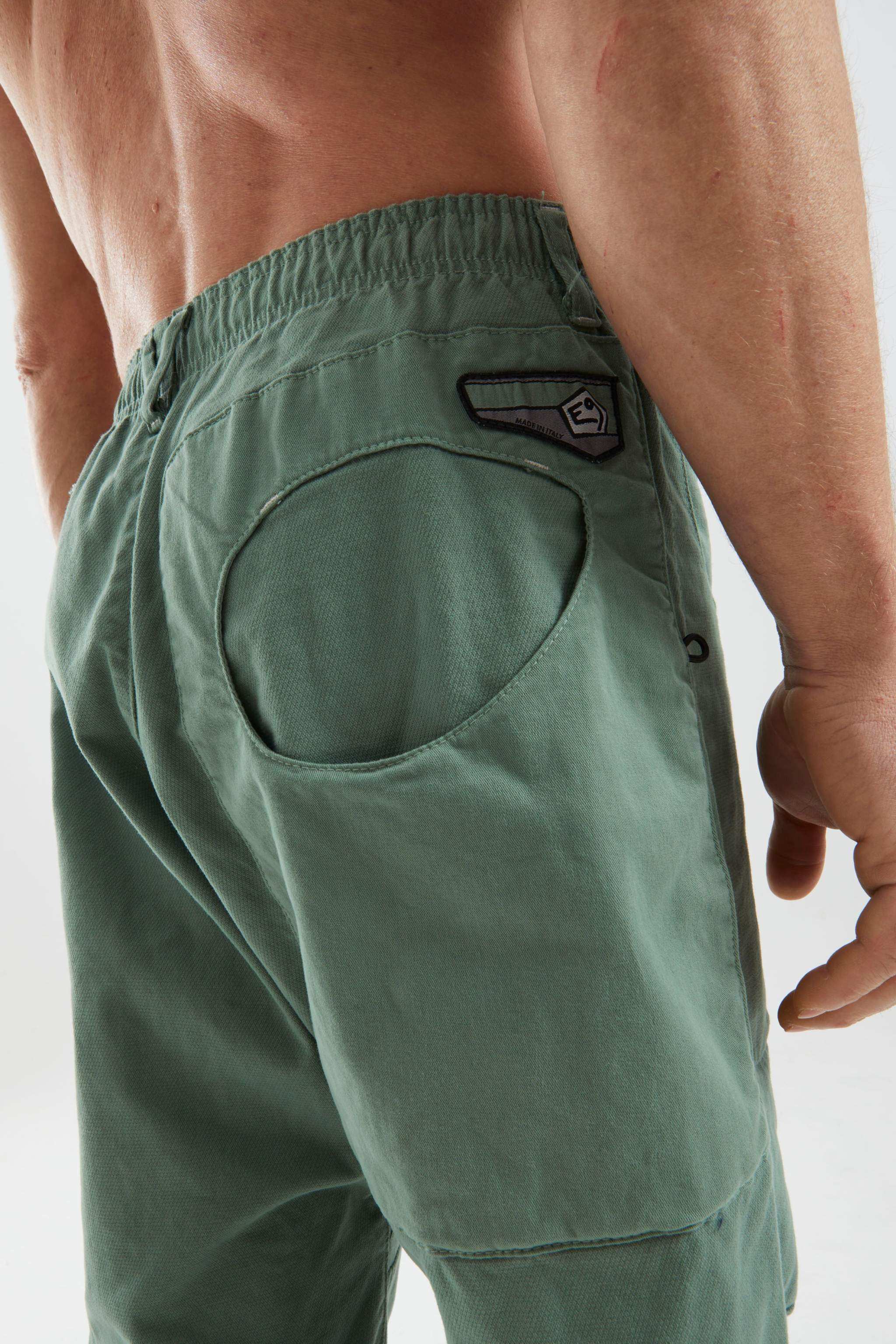 Pantaloni da outdoor slim in cotone biologico con inserti in gabardine e vita regolabile, made in Italy