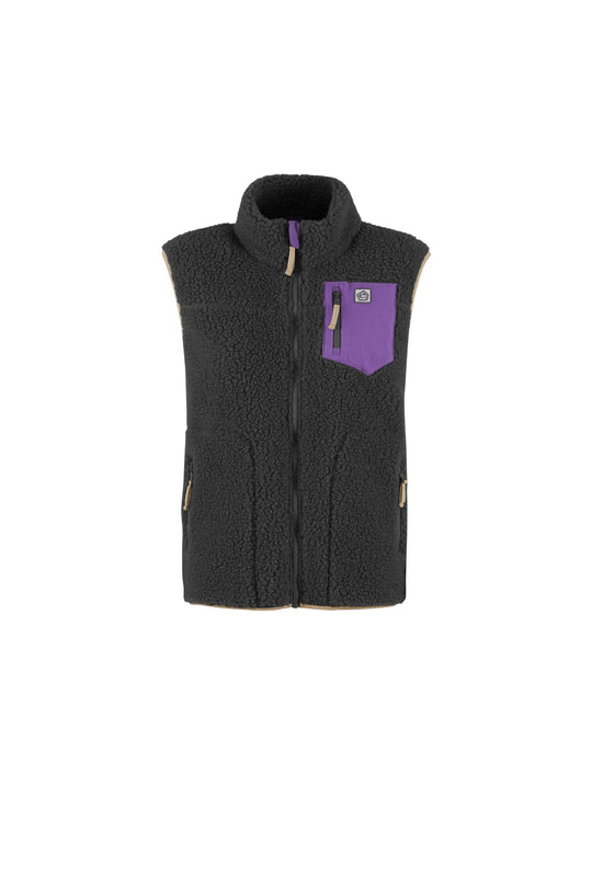 Gilet Gretel nero in morbido pile riccio, con collo alto, chiusura a zip e tasca sul petto viola.