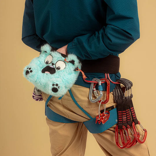Y&amp;Y Vertical Chalk Bag Bear, dettaglio in uso su imbracatura