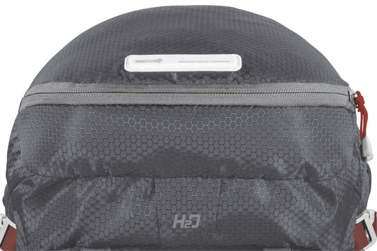 Zaino Finisterre 28 hiking backpack with honeycomb fabric and integrated RECCO reflector.
