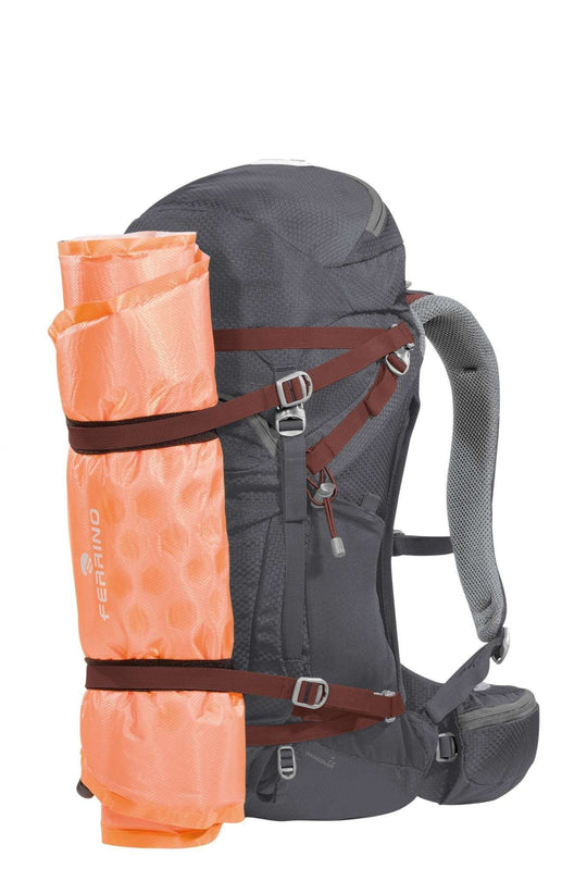 Zaino Finisterre 28 hiking backpack with orange mat attached, lightweight design, multiple pockets, and RECCO reflector.