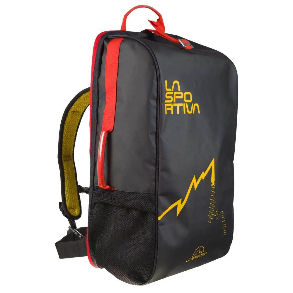 Travel bag in nylon and PVC with multiple compartments, 45L capacity.